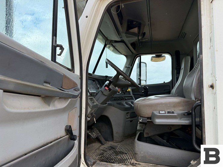 2005-freightliner-columbia-120-image-56