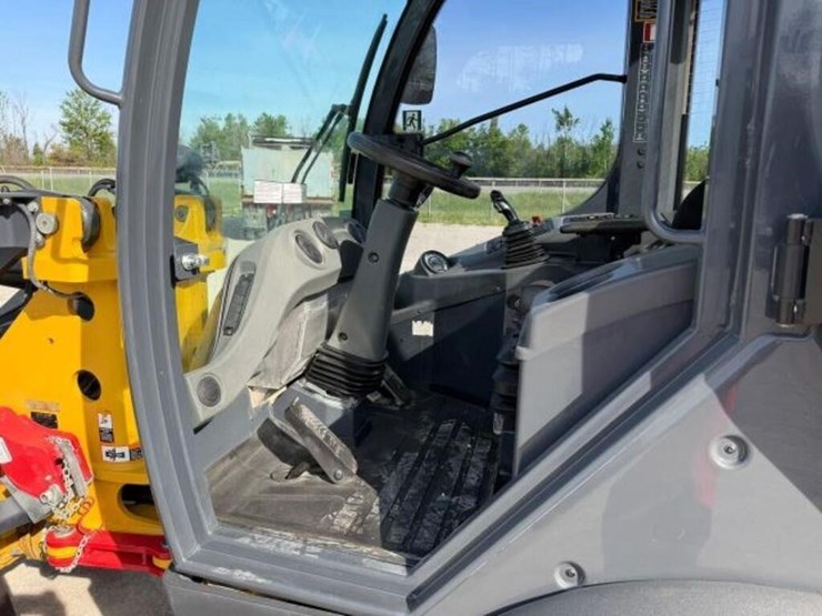 2020-deere-204l-image-16