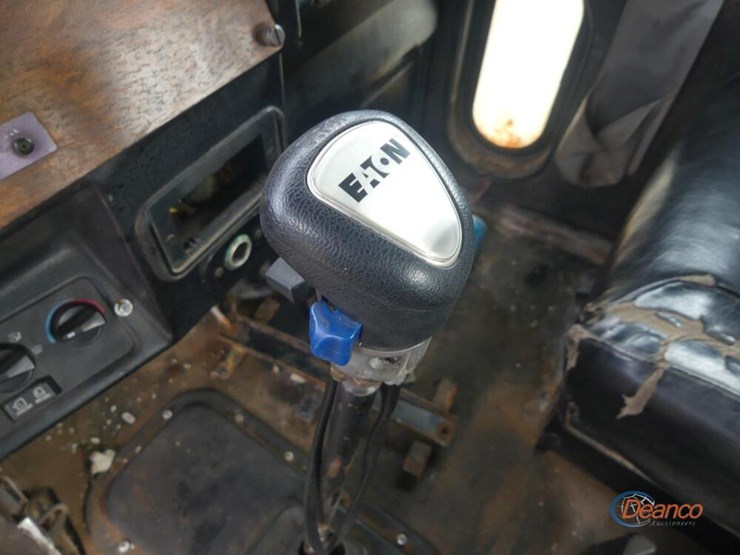 1999-peterbilt-379-image-18