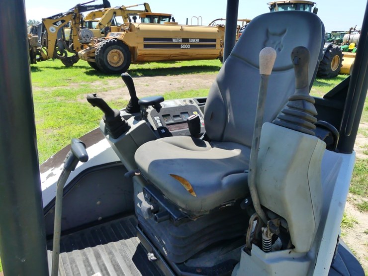 2011-bobcat-e32-image-12