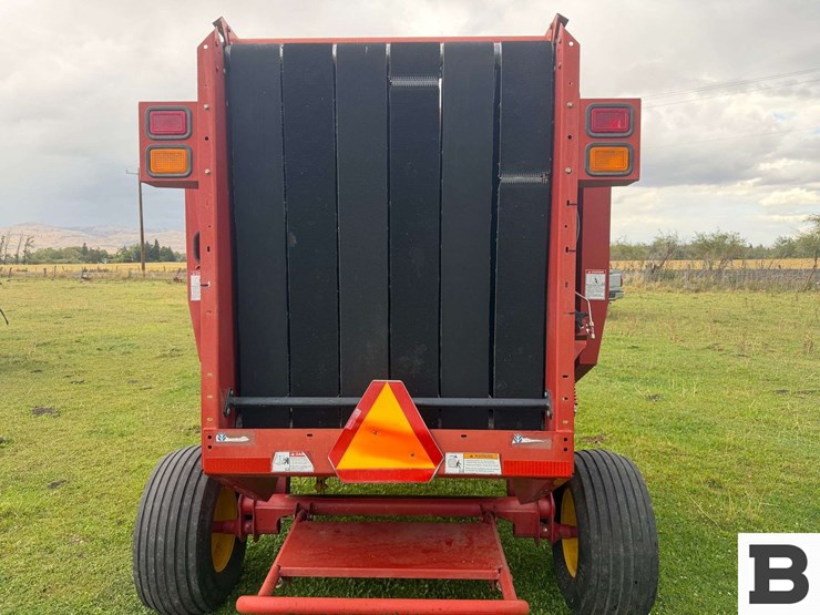 new-holland-br740a-image-16
