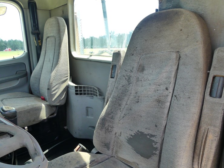 2007-freightliner-day-cab-image-10
