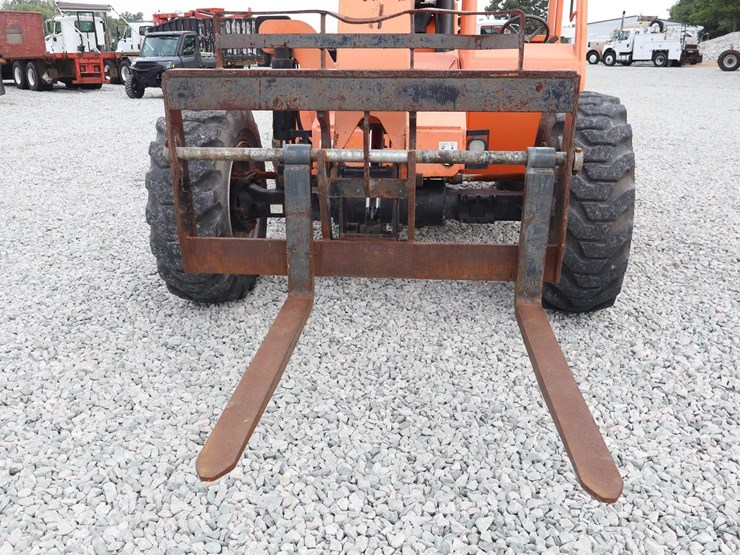 2010-jlg-8042-image-26