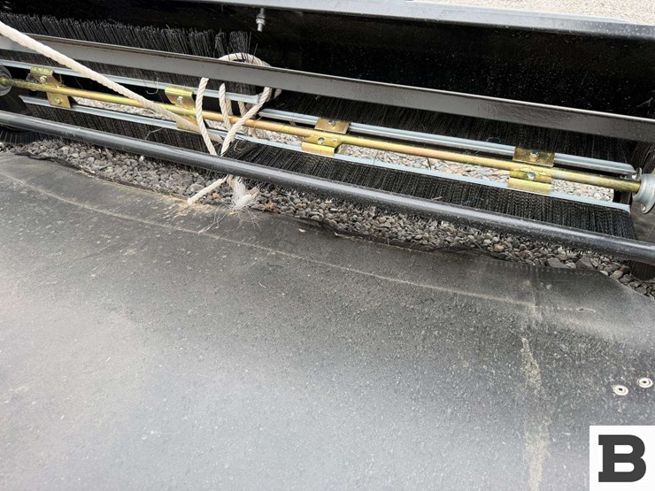 vevor-44"-yard-sweeper-image-10