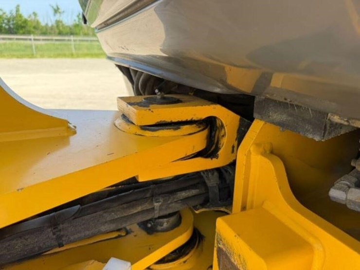 2020-deere-204l-image-26