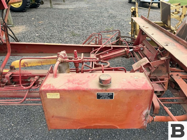 new-holland-1032-image-12