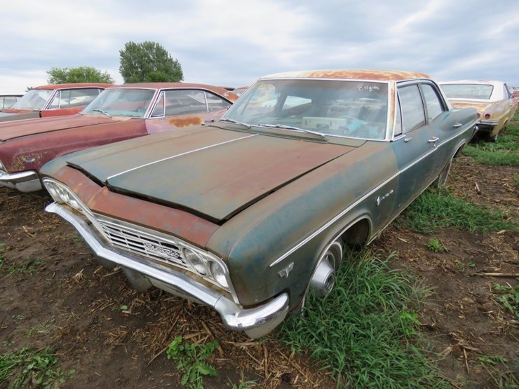 1966-chevrolet-impala-4dr-sedan-image-3