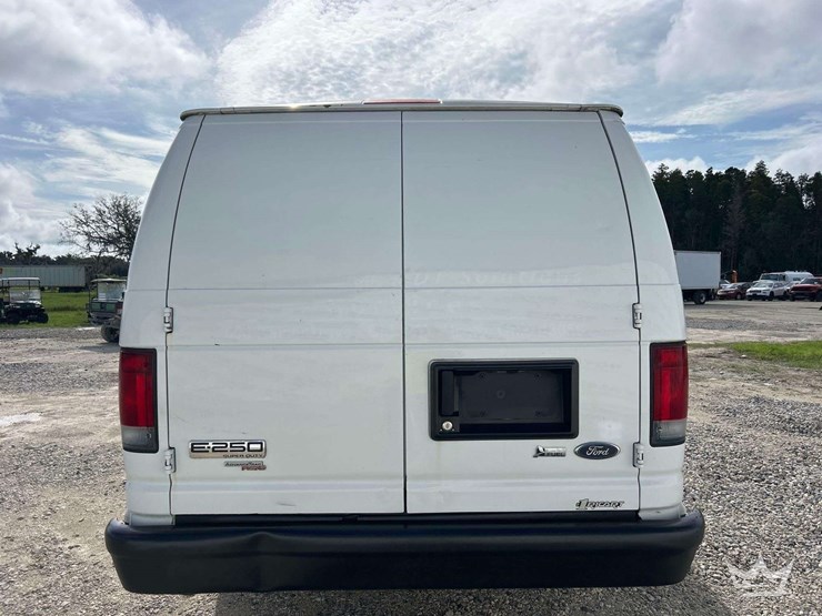2012-ford-cargo-image-22