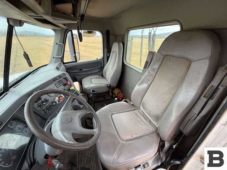 2005-freightliner-columbia-120-image-57