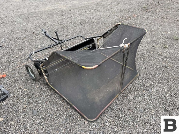 vevor-44"-yard-sweeper-image-2