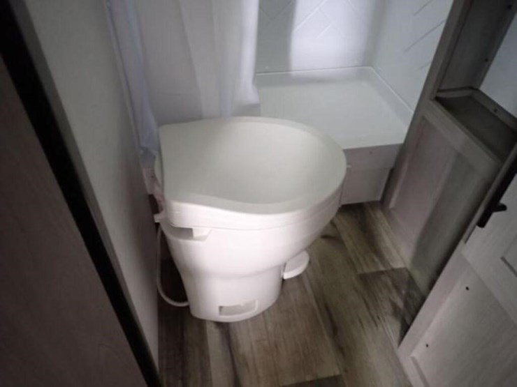 new-non-current-2024-coleman-lantern-lt-series-417-image-67