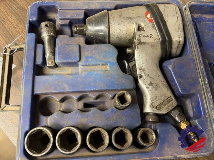 pneumatic-air-wrench-set-with-sockets-and-case-image-1
