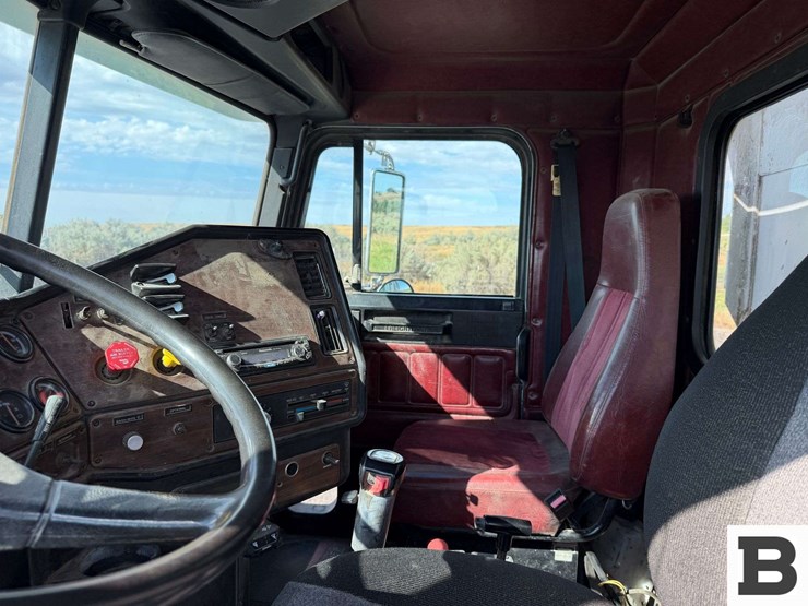 1996-freightliner-fld112-image-61