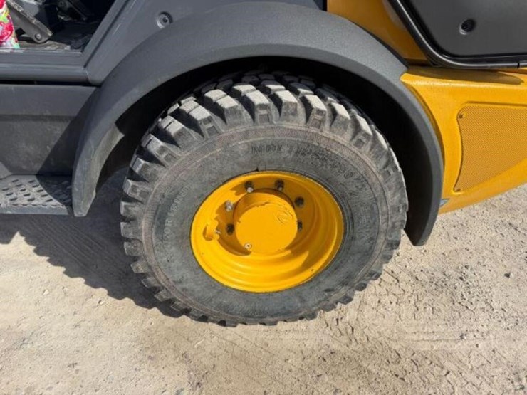 2020-deere-204l-image-31