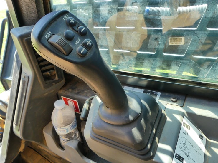 2024-deere-335p-image-14