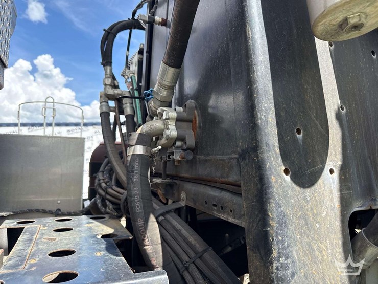 2020-peterbilt-567-image-24