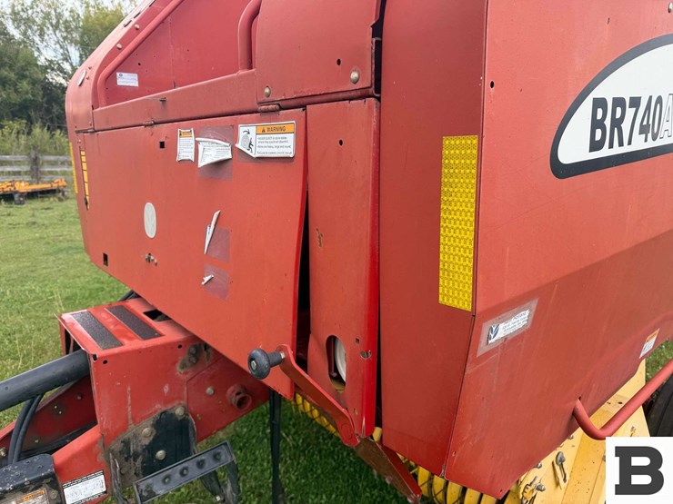 new-holland-br740a-image-10