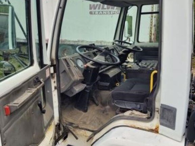 2004-freightliner-fc80-image-7