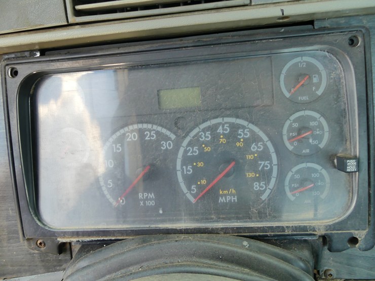 2007-freightliner-day-cab-image-14