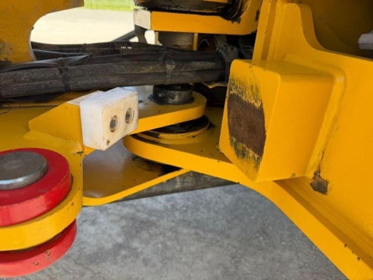 2020-deere-204l-image-27