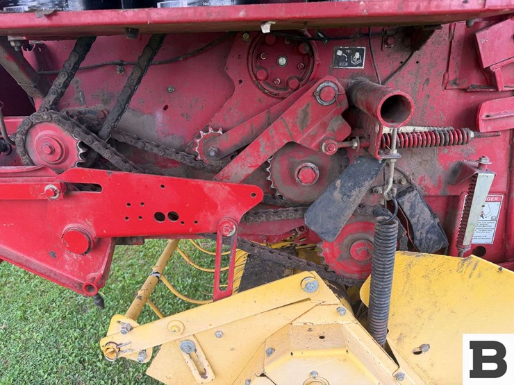 new-holland-br740a-image-13