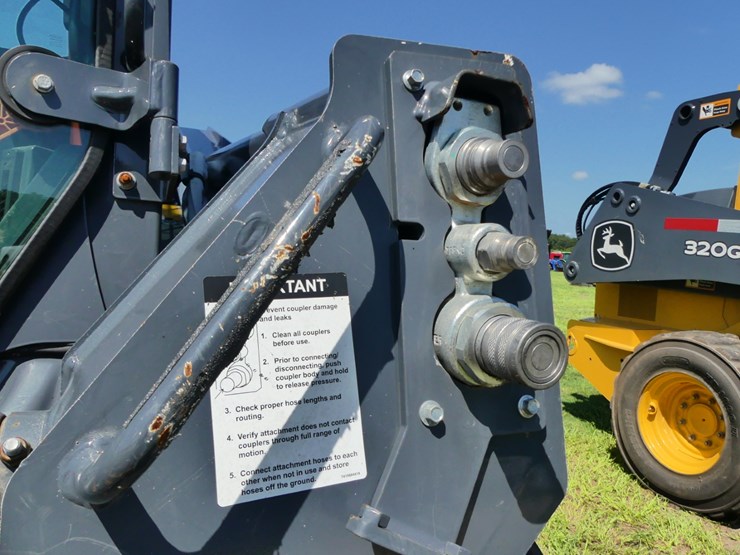 2023-deere-320g-image-12