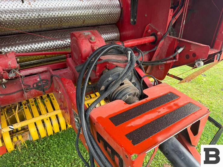 new-holland-br740a-image-21