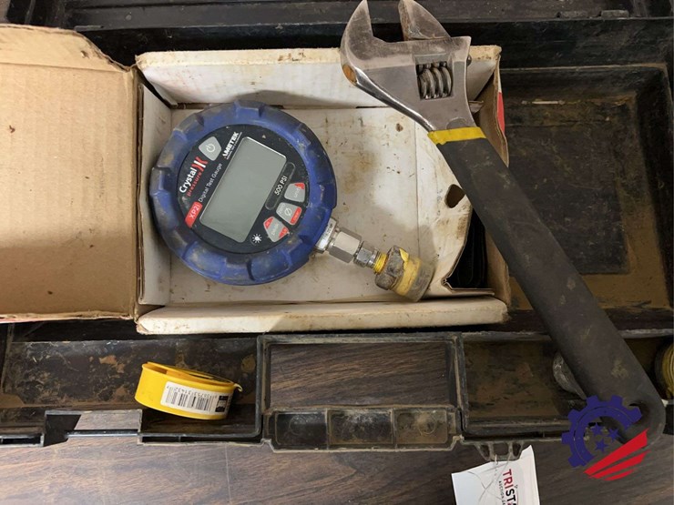 crystal-xp2i-digital-pressure-gauge-with-accessories-image-1