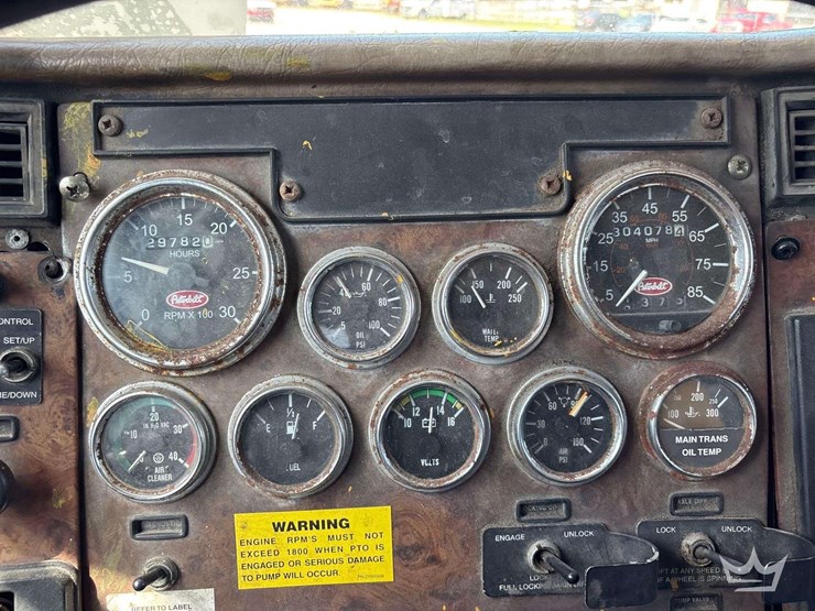 2006-peterbilt-335-image-16