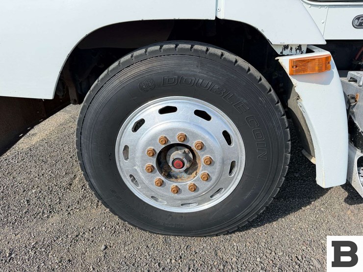 1996-freightliner-fld112-image-11