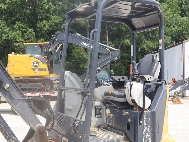 2017-deere-35g-image-25