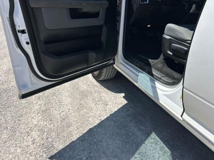 2019-ram-1500-slt-image-21