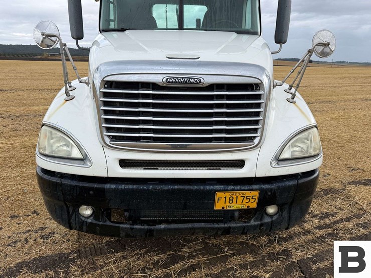 2005-freightliner-columbia-120-image-13