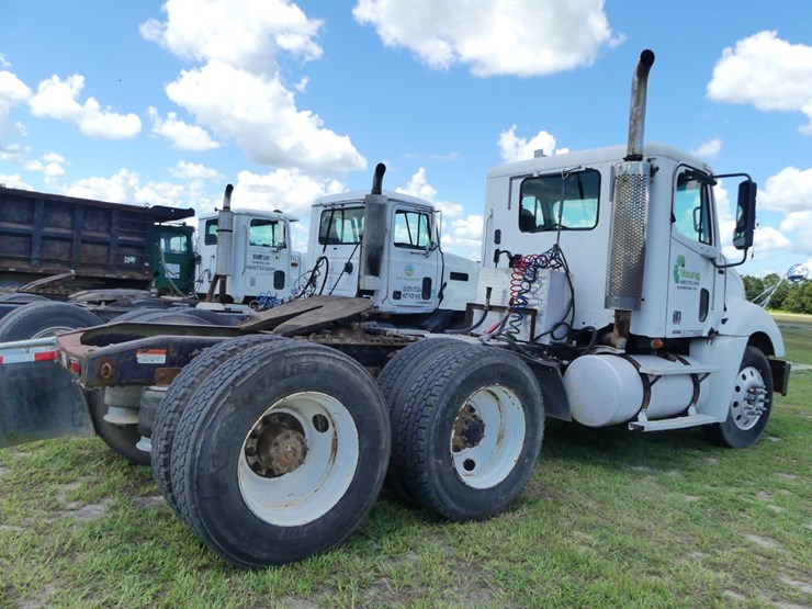 2007-freightliner-day-cab-image-3