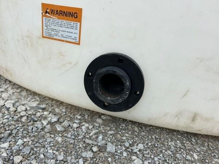 water-1,100-gal-polyethylene-tank-image-8