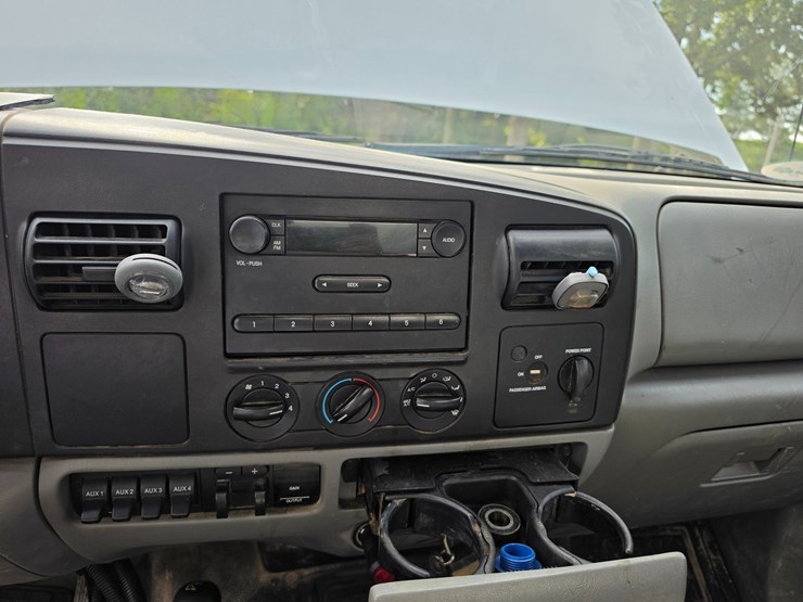2006-ford-f550-image-40