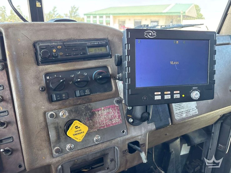 2006-peterbilt-335-image-18