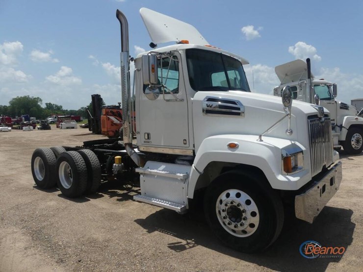 2017-western-star-4700sf-image-1