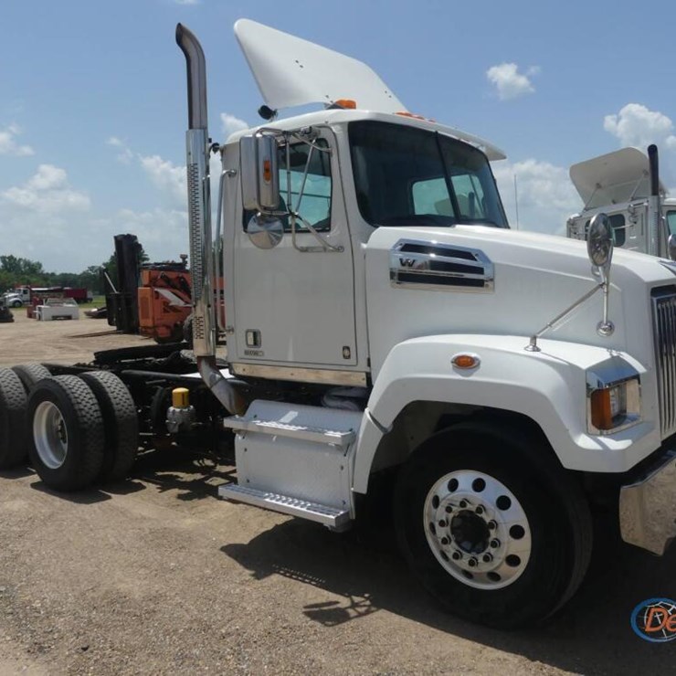 2017 WESTERN STAR 4700SF