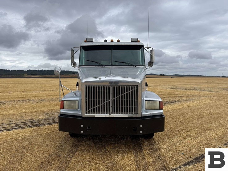 1991-volvo-gm-integral-sleeper-tractor-truck-image-9