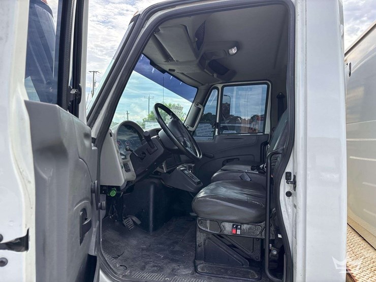 2018-international-durastar-4300-image-11