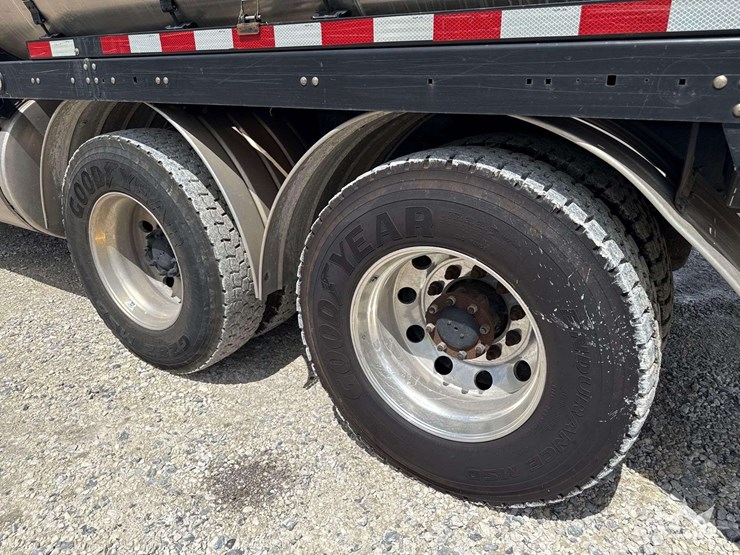 2020-peterbilt-567-image-56