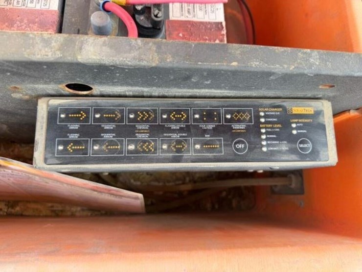 2013-solar-tech-tow-behind-s/a-arrowboard-4gm1a091-image-13