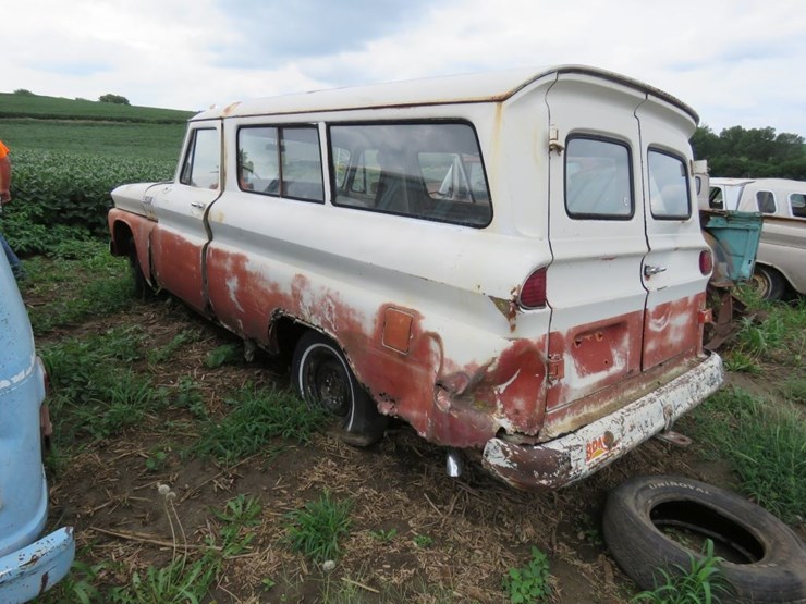 1965-chevrolet-suburban-image-5