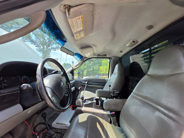 2006-ford-f550-image-40
