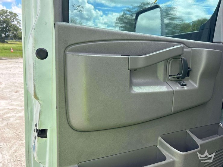 2017-chevrolet-express-3500-image-8
