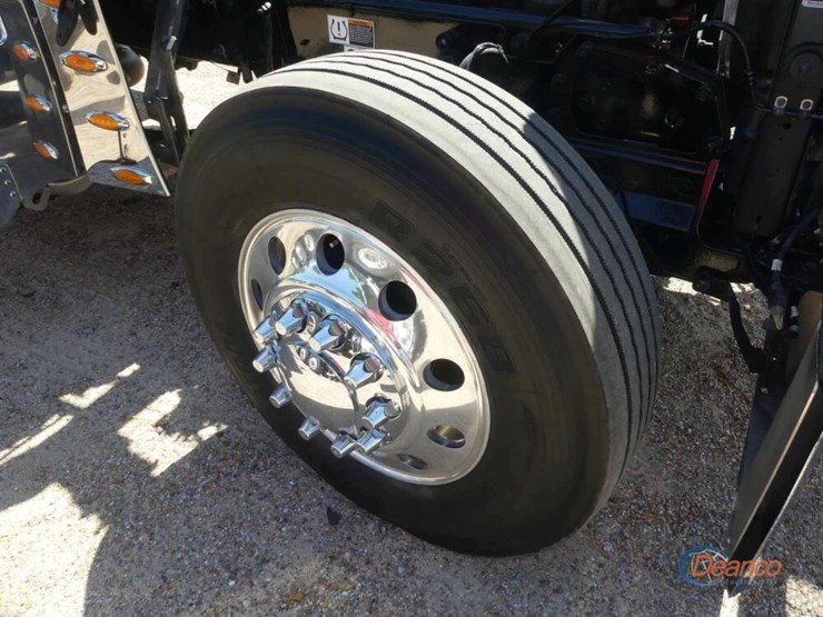 2024-peterbilt-389-image-34