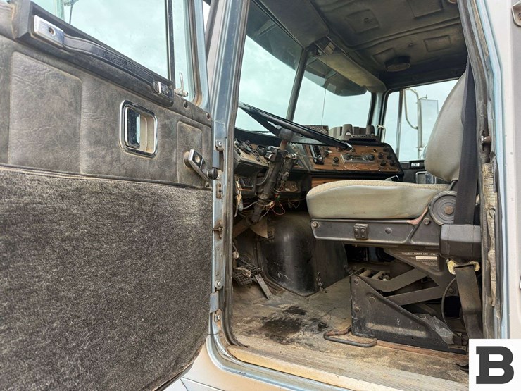 1991-volvo-gm-integral-sleeper-tractor-truck-image-61