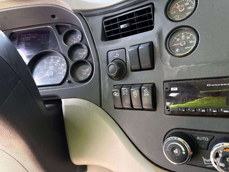 2020-peterbilt-567-image-37
