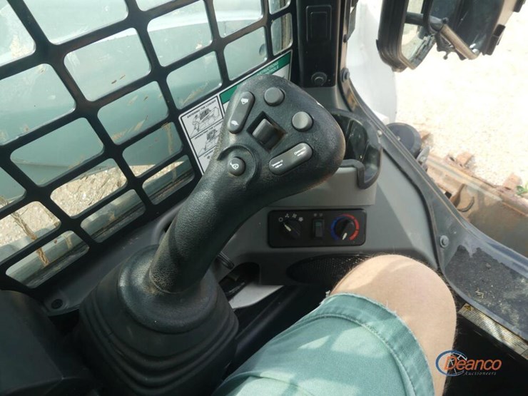 2022-bobcat-t740-image-17